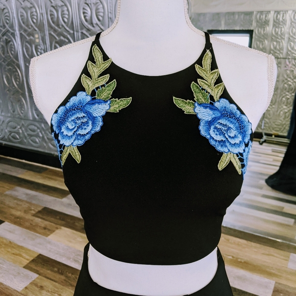 LAST CHANCE NWT - 2-Piece w/ Embroidered Roses - Picture 3 of 3